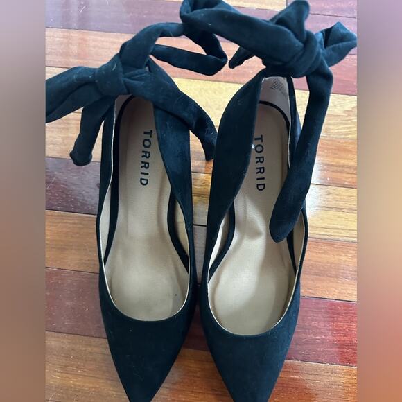 Torrid Black Suede Bow Pointed Toe Pumps Holiday Party Heels 8W Wide 3” High - Picture 1 of 6